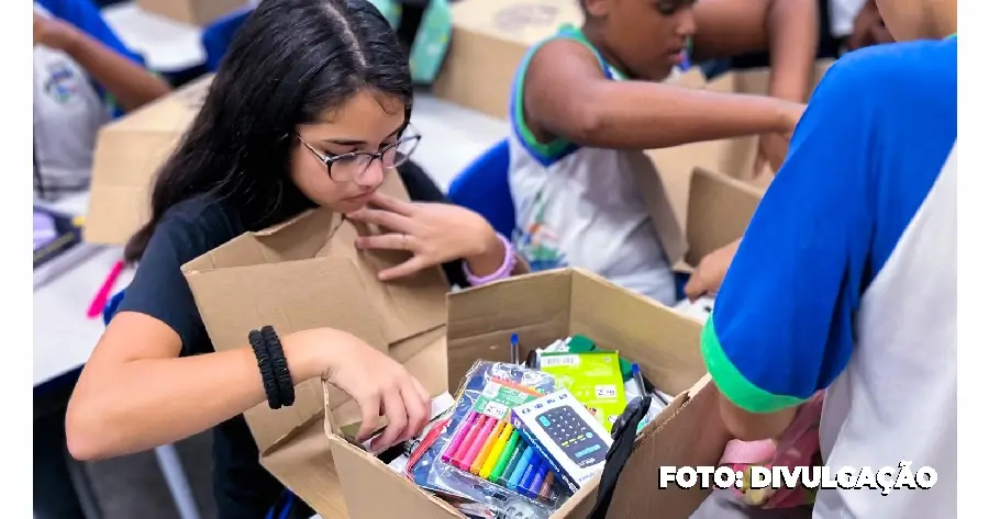 Educação de Japeri entrega kits escolares para alunos e professores