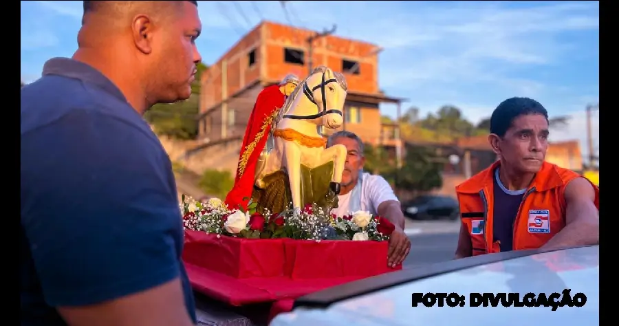 Fiéis comemoram Dia de São Jorge em Japeri com feijoada, procissão e missa