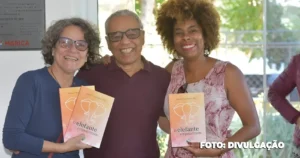 Nascido em Salvador, na Bahia, o jornalista e escritor tem Mestrado em Comunicação e Cultura pela Escola de Comunicação da UFRJ