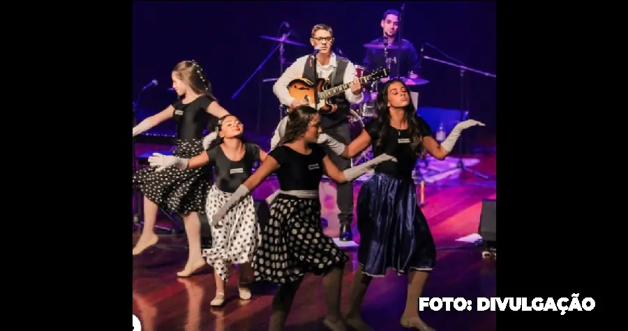 Vista da Sala Nelson Pereira dos Santos durante a apresentação única do "Tributo a Lulu Santos", com o público imerso na música e nas coreografias.