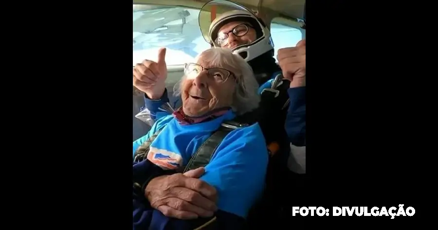 Paraquedista mais velha da Grã-Bretanha Manette Baillie realiza salto aos 102 anos