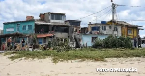 Fiscalização em Maricá remove área de lazer irregular na praia de Cordeirinho