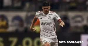 Ayrton Lucas destaca liderança de Filipe Luís no Flamengo