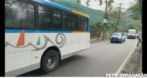 Ônibus Escoltados na Estrada do Itanhangá para Evitar Barricadas