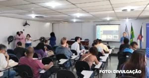 Crianças realizando matrícula escolar na rede municipal