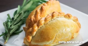 Pastel de forno com recheio de queijo dourado e crocante