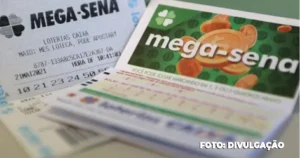 Cédulas e moedas ilustrando o prêmio da Mega-Sena e rendimentos em investimentos.