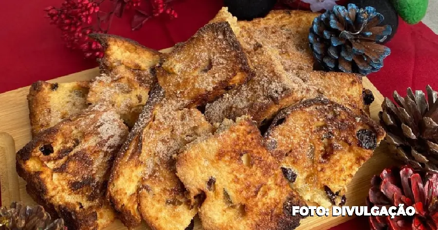 Rabanada de panetone feita com sobras e polvilhada com canela