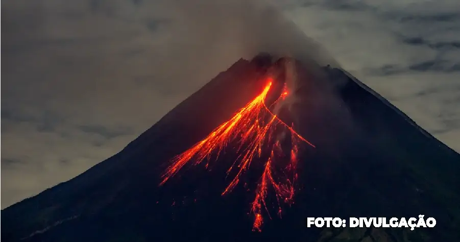 VÍDEO: Vulcão em Erupção na Indonésia Deixa 10 Mortos e Causa Evacuação