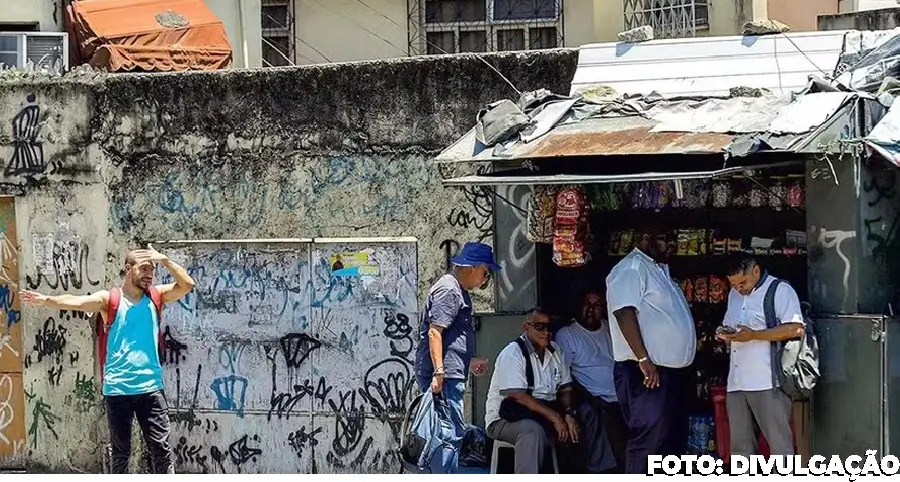 Problemas de Abrigos de Ônibus no Rio: A Realidade de Esperar no Sol e Chuva