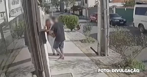 Mulher sendo assaltada em Niterói capturada por câmeras de segurança