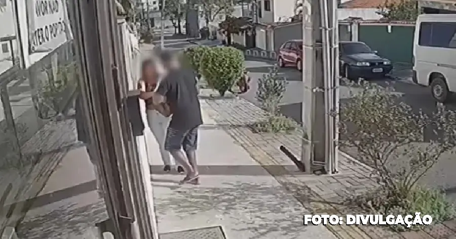 Vídeo flagra assalto em Niterói: motociclistas surpreendem mulher