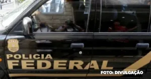 Polícia Federal em operação contra plano de assassinato de líderes políticos no Brasil.