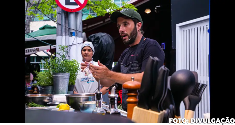 Chef demonstrando técnicas culinárias no Festival Gastronomia do Mar 2024 no Mercado São Pedro, em Niterói