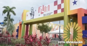 isitantes explorando stands de livros na FLIM 2024 em Maricá.começa em novembro.