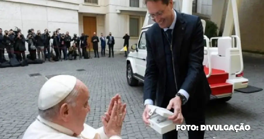 VÍDEO: Papa Francisco recebe papamóvel elétrico personalizado da Mercedes