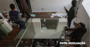 Imagem da residência presidencial saqueada em Damasco após ofensiva rebelde