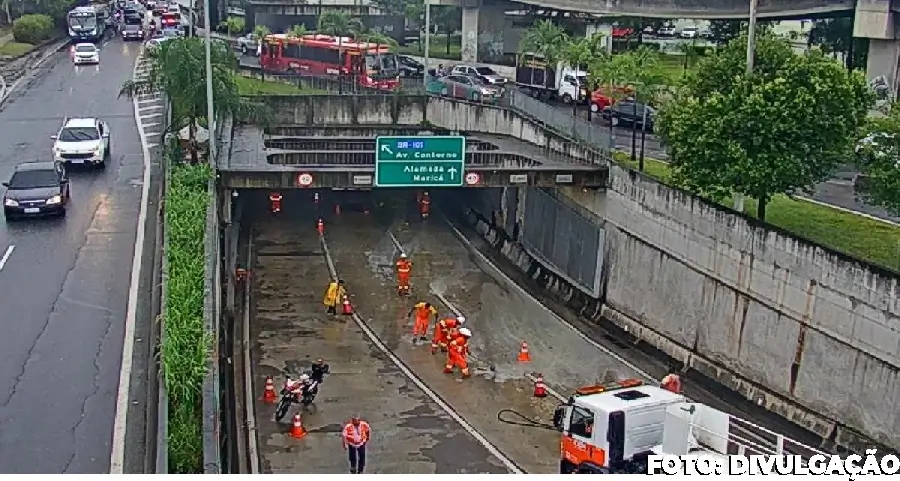 VÍDEO: Mergulhão José Vicente interditado por concreto derramado em Niterói