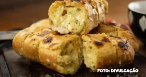 Pão de alho caseiro perfeito para churrascos com recheio cremoso e crocante