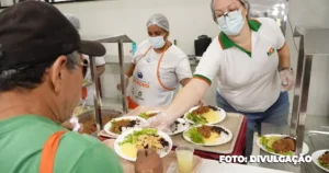 Almoço de Natal no Restaurante do Povo de Alcântara, preparado para a comunidade de São Gonçalo.