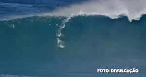 Surfista brasileira Michaela Fregonese em ação na maior onda de Jaws