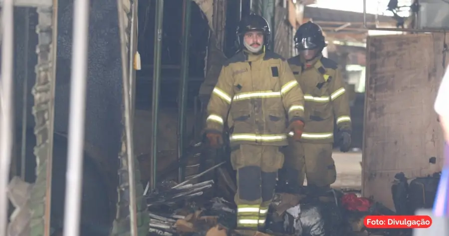 Bombeiros realizam rescaldo do incêndio no camelódromo da Uruguaiana no Centro do Rio