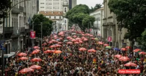 Avenida Primeiro de Março cheia de foliões no Carnaval 2025 no Rio