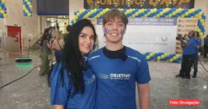 Jovem estudante aprovado em 1º lugar em Medicina na USP após 12 horas diárias de estudo.