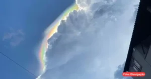 Nuvem iridescente colorida no céu do Rio de Janeiro