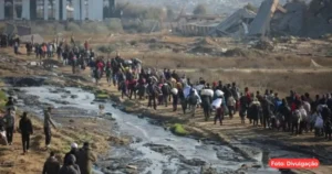 Famílias palestinas retornando ao norte de Gaza após o acordo.